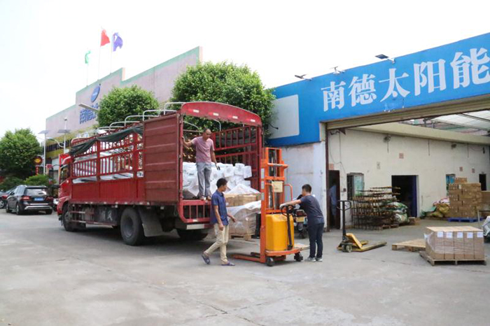 湖南太陽能路燈裝車_南德太陽能路燈工廠裝車_南德鋰電池太陽能路燈裝車