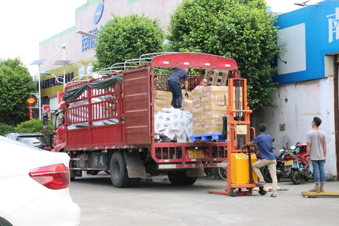 湖南太陽能路燈裝車_南德太陽能路燈工廠裝車_南德鋰電池太陽能路燈裝車