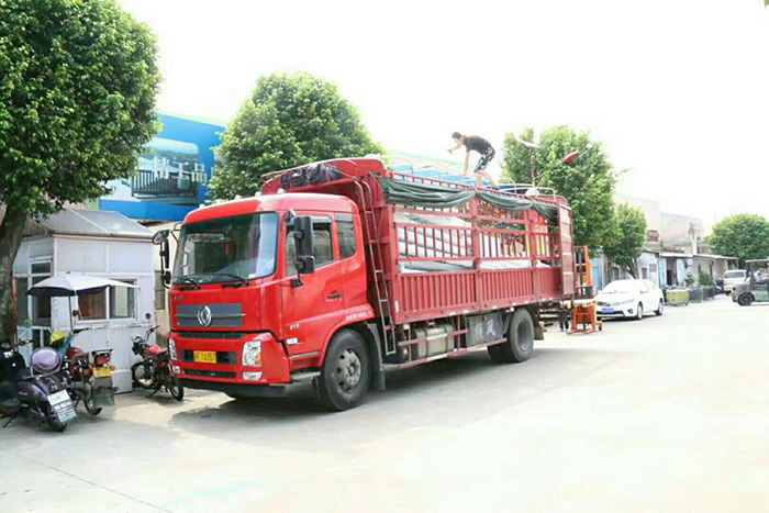 湖南太陽能路燈裝車_南德太陽能路燈工廠裝車_南德鋰電池太陽能路燈裝車