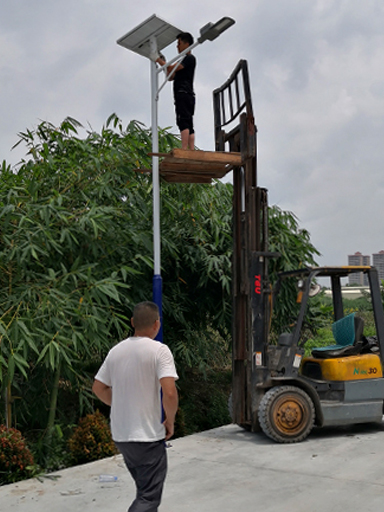 貴州遵義余慶:愛心人捐贈南德太陽能路燈 照亮村子的夜里